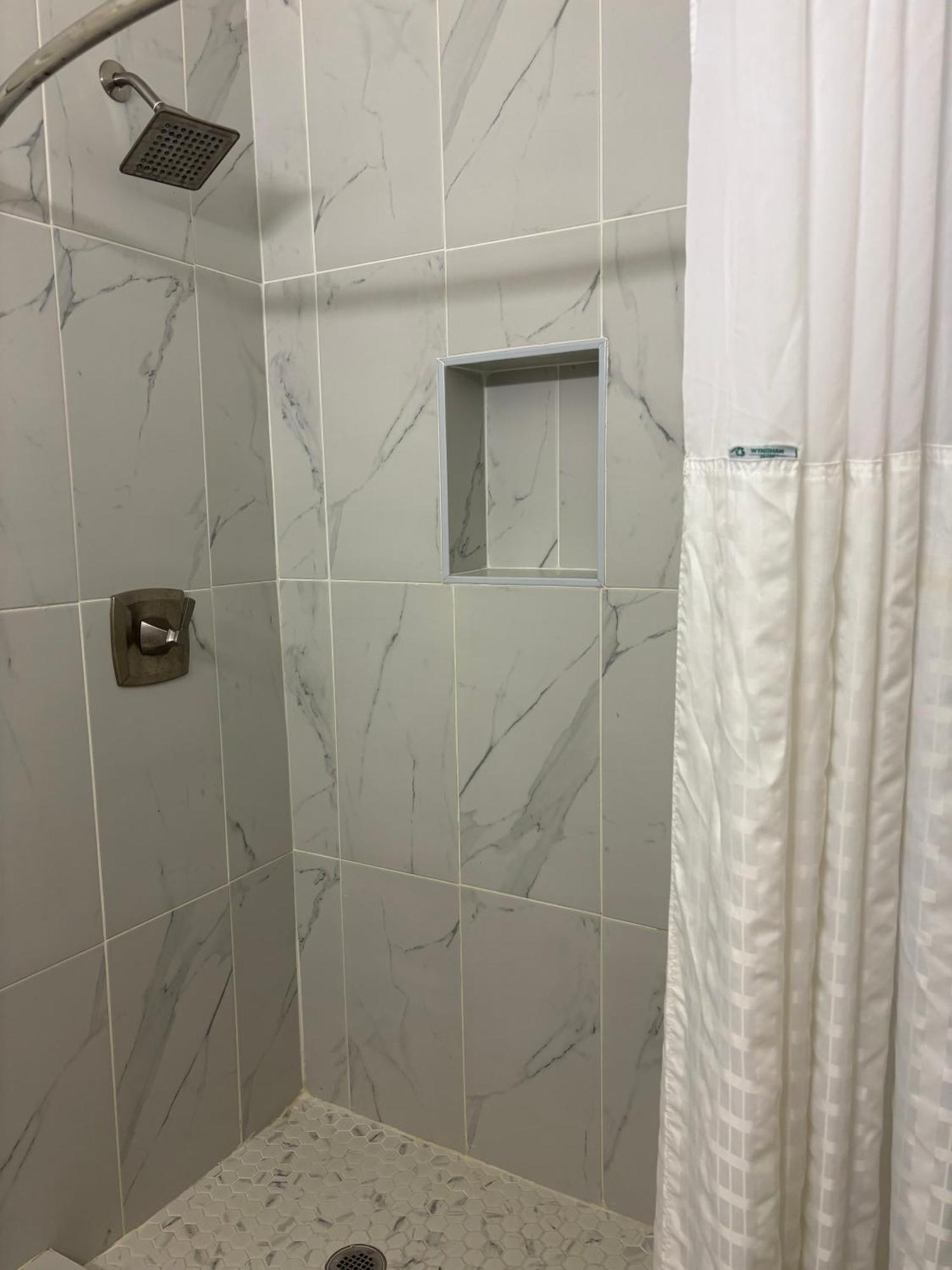 Deluxe Inn & Suites Браунсвил Екстериор снимка
