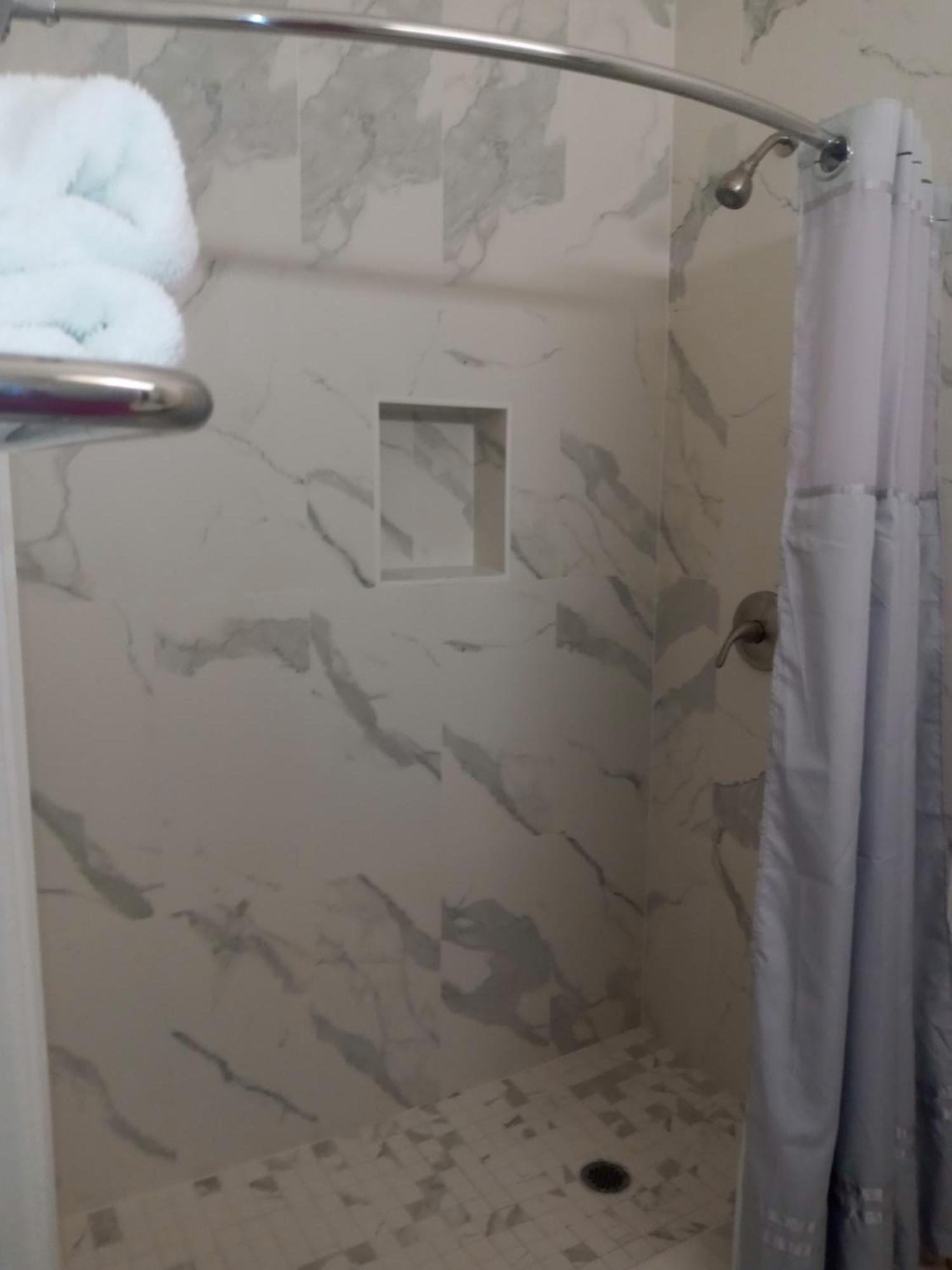 Deluxe Inn & Suites Браунсвил Екстериор снимка